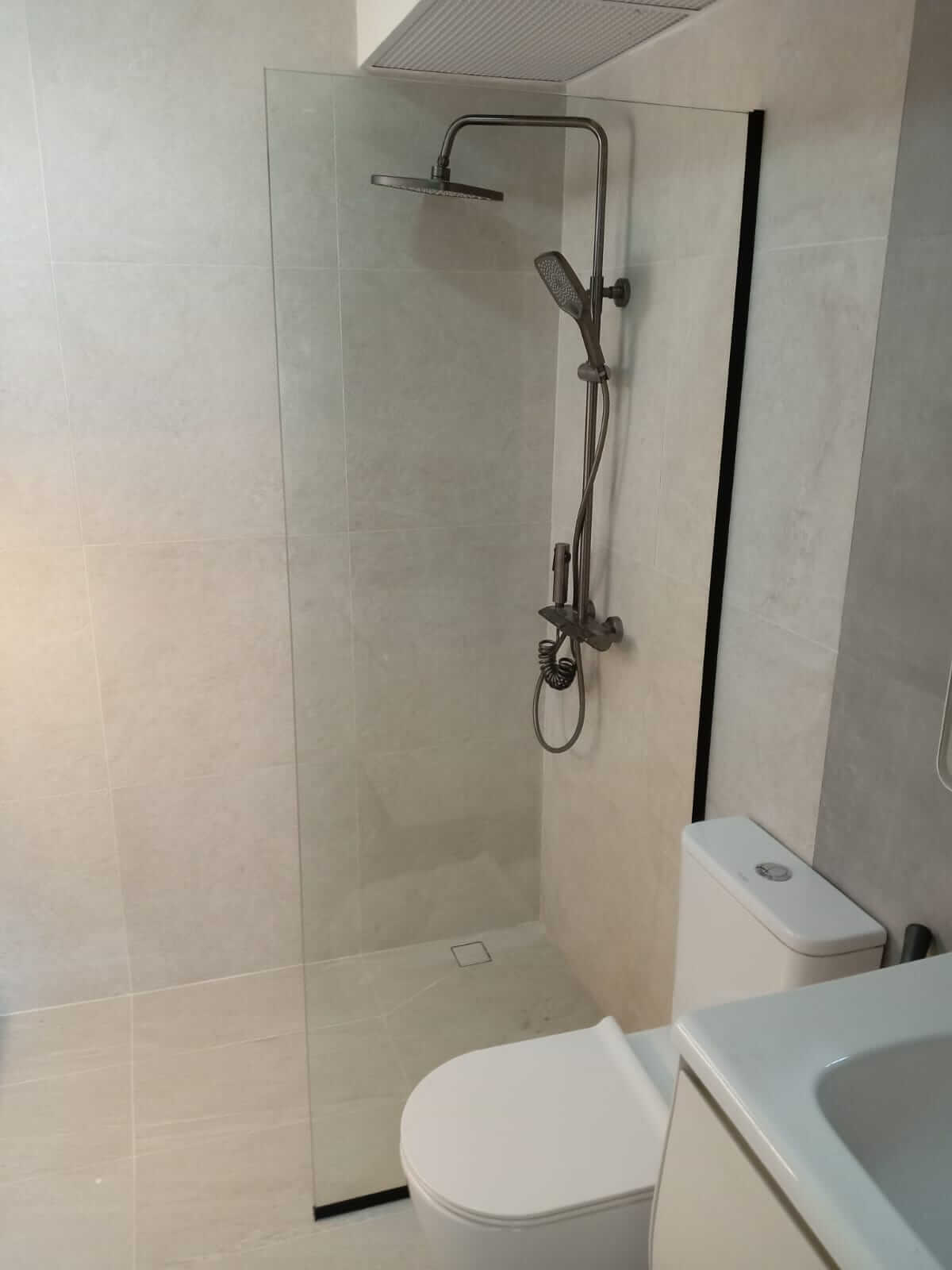 Frameless Shower Screens